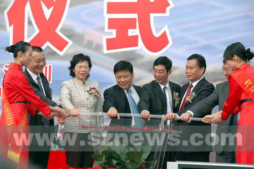 图为:广东省深圳市副市长吕锐锋,市环保局局长郭雨蓉,宝安区区长李文
